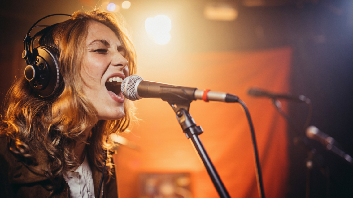How to Perform Live Confidently: Practical Techniques for Stage Presence and Anxiety Control